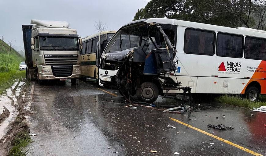 Ônibus do Cisum sofre acidente na BR-120 em Leopoldina