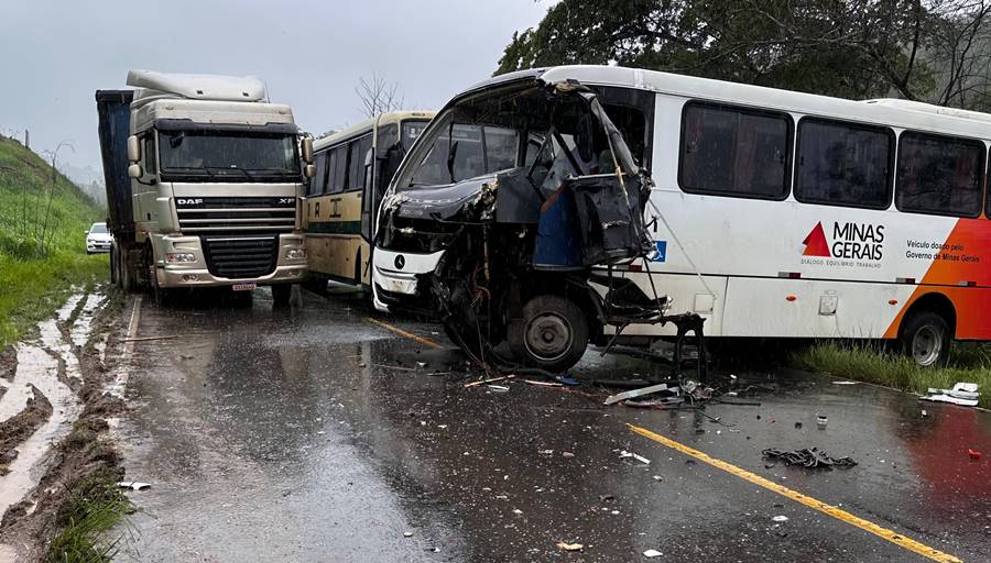 Ônibus do Cisum sofre acidente na BR-120 em Leopoldina