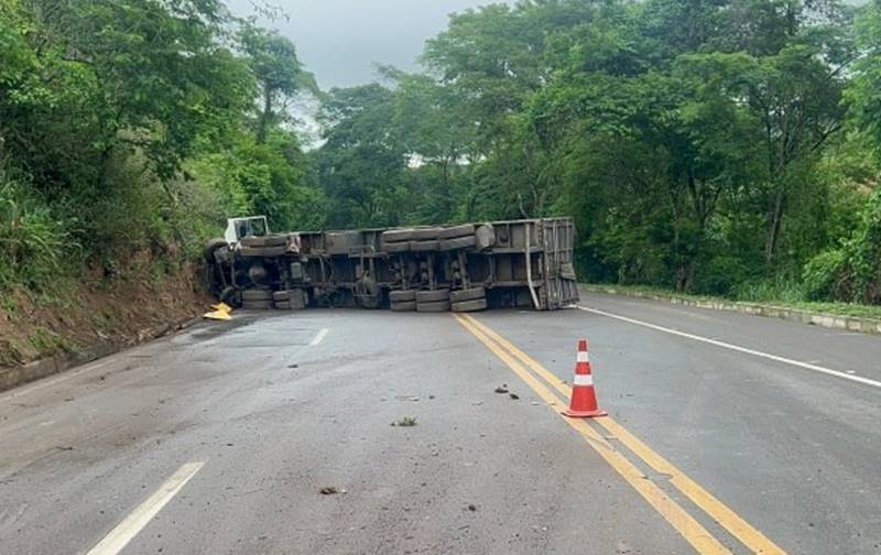 Carreta tomba e fica atravessada na BR-116 em Muriaé