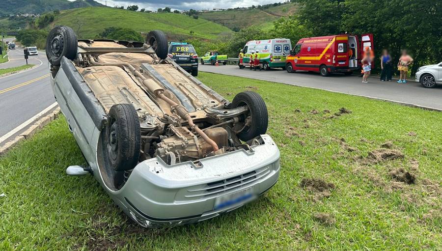 Carro capota no trevo do Alto do Cemitério em Leopoldina