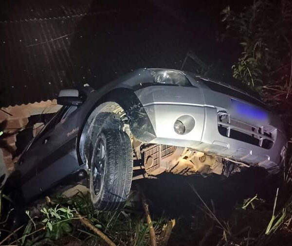 Motorista perde controle de veículo ao subir ladeira e cai em residência em Além Paraíba