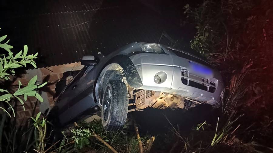 Motorista perde controle de veículo ao subir ladeira e cai em residência em Além Paraíba