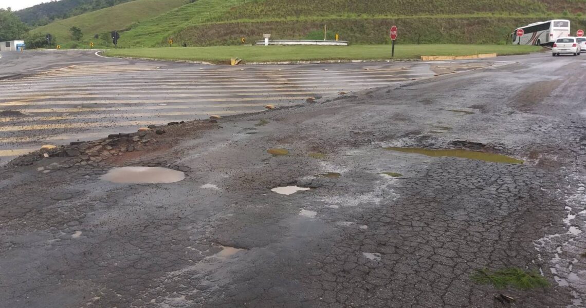 Crateras no trevo da BR-267 com BR-116 em Leopoldina preocupam motoristas