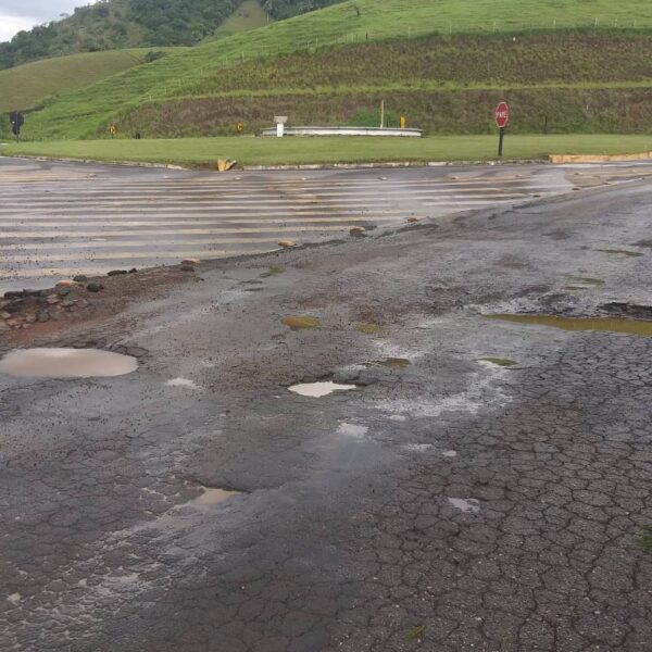 Crateras no trevo da BR-267 com BR-116 em Leopoldina preocupam motoristas