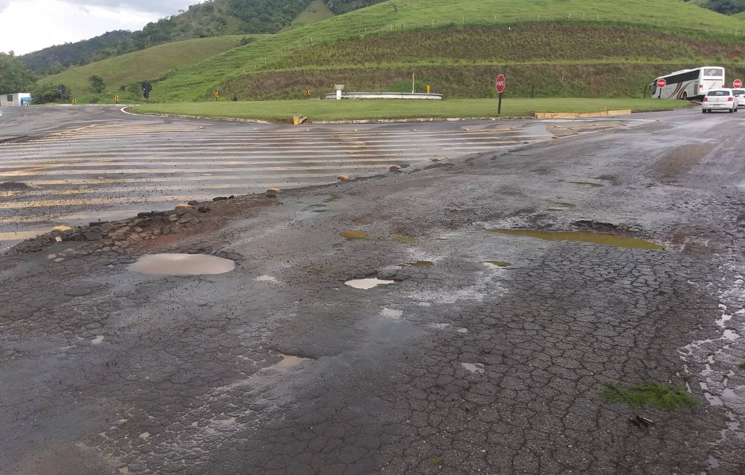 Crateras no trevo da BR-267 com BR-116 em Leopoldina preocupam motoristas