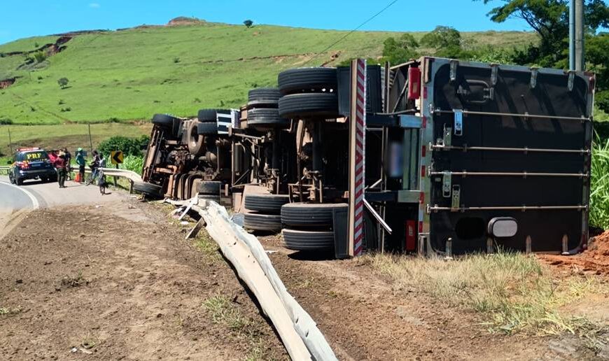 Casal e criança saem ilesos após carreta tombar próximo à Boa Sorte em Leopoldina