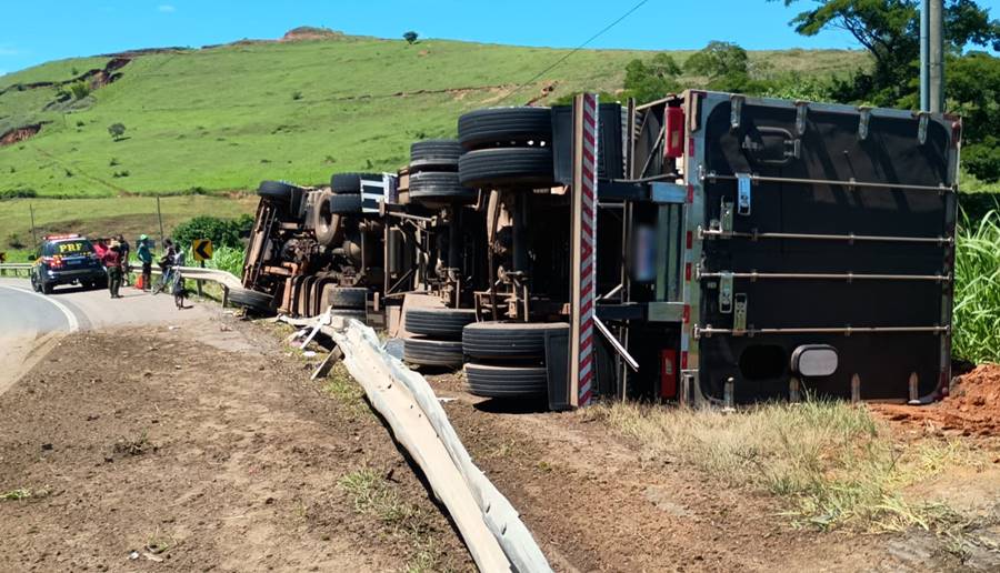 Casal e criança saem ilesos após carreta tombar próximo à Boa Sorte em Leopoldina