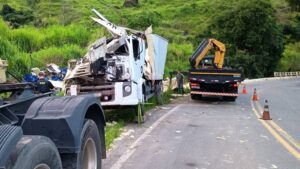Caminhão frigorífico tomba e deixa duas pessoas feridas na BR-267 em Argirita
