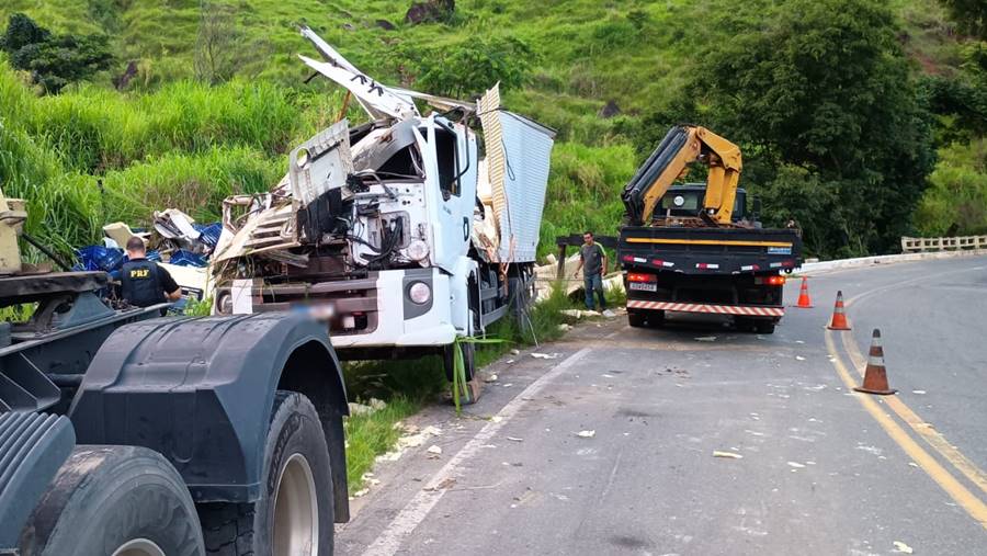 Caminhão frigorífico tomba e deixa duas pessoas feridas na BR-267 em Argirita