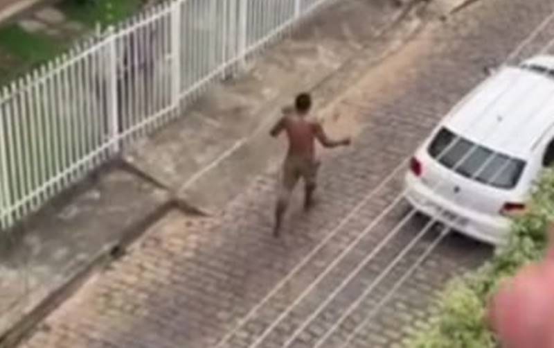 Homem nu em surto psicótico invade residência e condomínio em Leopoldina