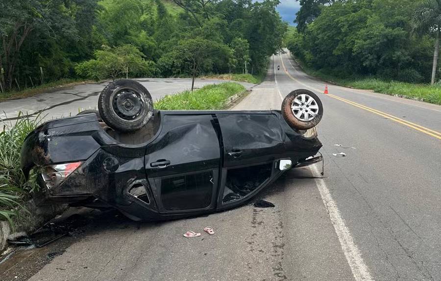 Quatro crianças são arremessadas após carro capotar na BR-356 em Muriaé
