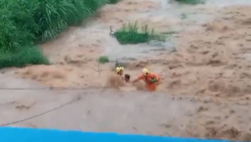 Adolescente fica preso em meio à forte correnteza em Além Paraíba