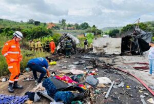 Colisão entre ônibus, carreta e carro deixa 38 mortos na BR-116 em Teófilo Otoni