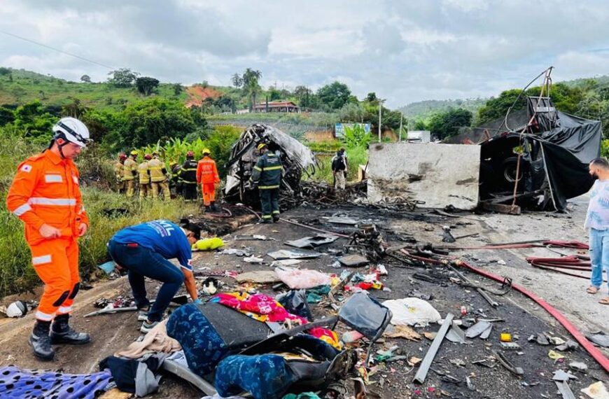 Colisão entre ônibus, carreta e carro deixa 38 mortos na BR-116 em Teófilo Otoni