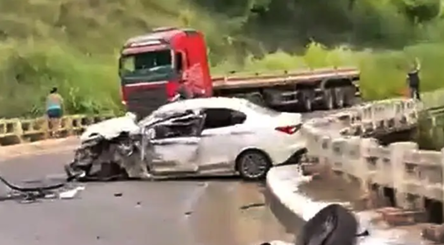 Carreta invade contramão e atinge automóvel na BR-267 em Argirita