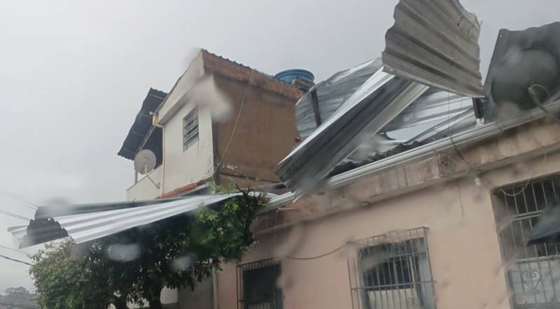 Temporal e vento forte causam destelhamentos em Leopoldina