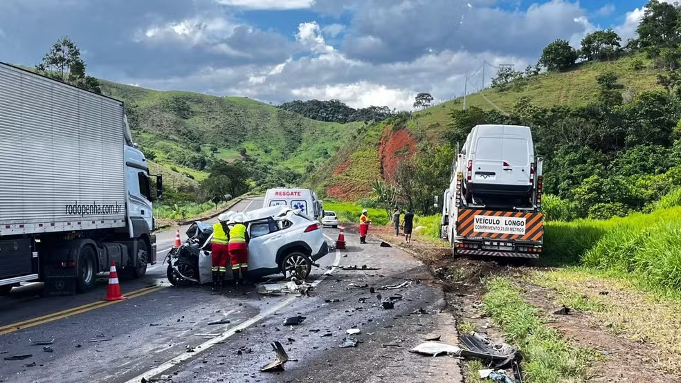 Homem morre em batida entre carro e cegonheira na BR-116 entre Miradouro e Fervedouro