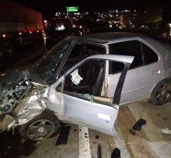 Idoso fica ferido após acidente entre carro e carreta no trevo do Pórtico em Leopoldina