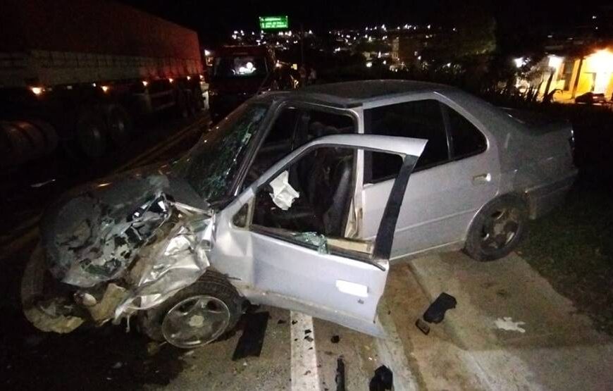 Idoso fica ferido após acidente entre carro e carreta no trevo do Pórtico em Leopoldina