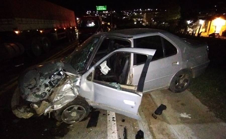 Idoso fica ferido após acidente entre carro e carreta no trevo do Pórtico em Leopoldina