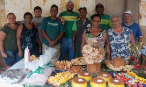 Moradora do distrito leopoldinense de Ribeiro Junqueira recebe garis com café da manhã