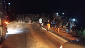 Carreta tomba e atinge ônibus na Serra da Vileta em Leopoldina