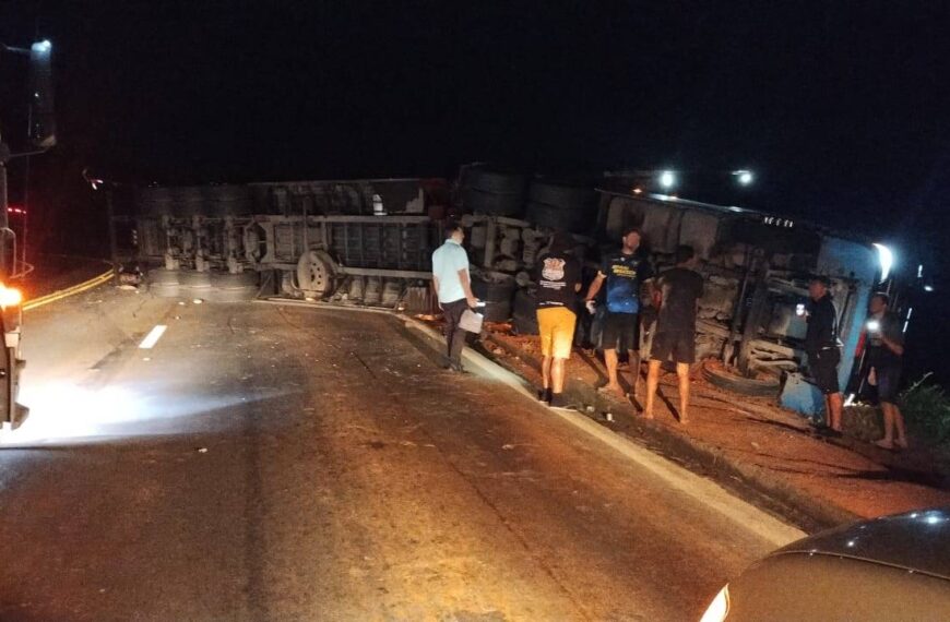 Carreta tomba e atinge ônibus na Serra da Vileta em Leopoldina
