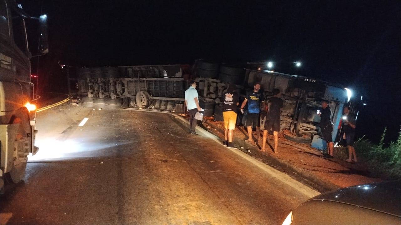 Carreta tomba e atinge ônibus na Serra da Vileta em Leopoldina