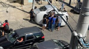 Condutora passa mal e capota carro no Centro de Leopoldina