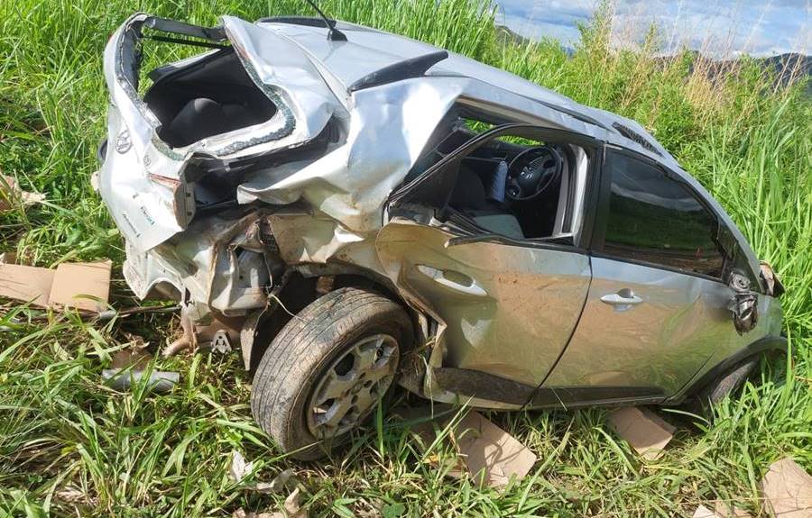 Carro cai em ribanceira de 140 metros na Serra da Vileta em Leopoldina e ocupantes saem ilesos