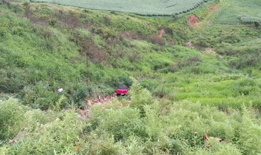 Mais um veículo cai em ribanceira na Serra da Vileta em Leopoldina