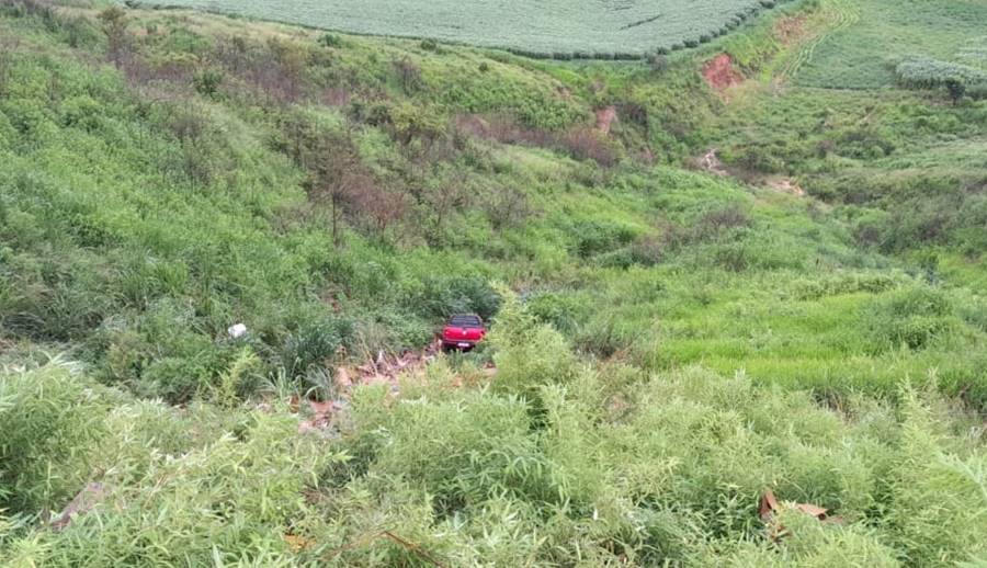 Mais um veículo cai em ribanceira na Serra da Vileta em Leopoldina