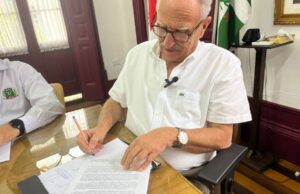 Prefeito de Leopoldina assina decreto que proíbe uso de celular em escolas municipais