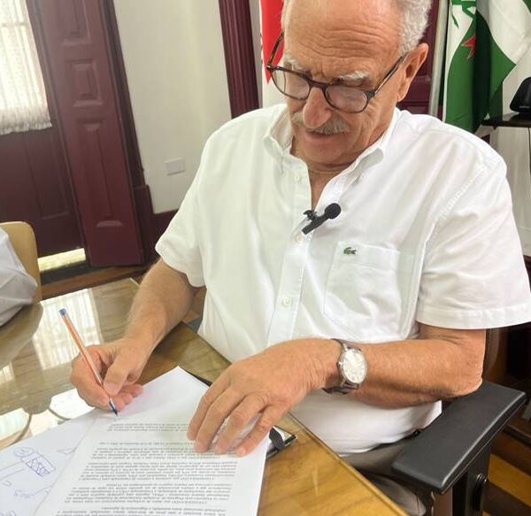 Prefeito de Leopoldina assina decreto que proíbe uso de celular em escolas municipais