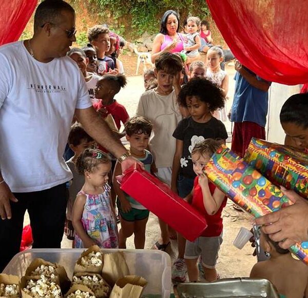 Policial militar entrega presentes de Natal para crianças de Piacatuba