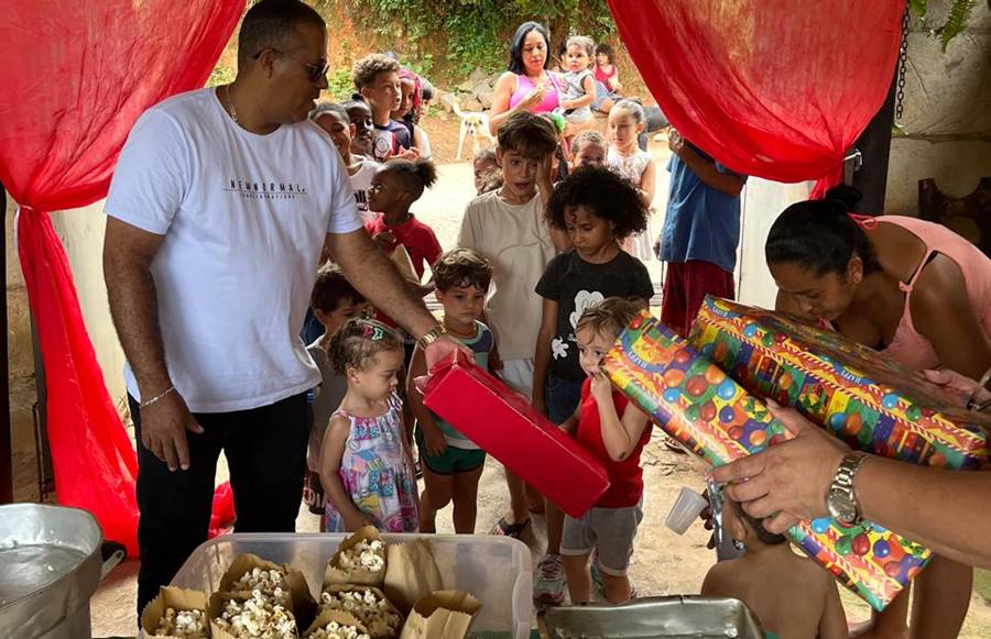 Policial militar entrega presentes de Natal para crianças de Piacatuba