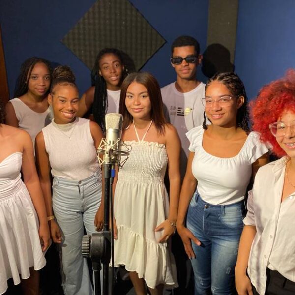 Alunos da Escola Estadual Enéas França promovem videoclipe gravado em Leopoldina