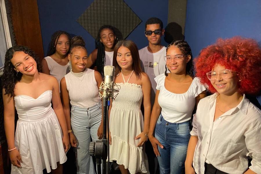 Alunos da Escola Estadual Enéas França promovem videoclipe gravado em Leopoldina