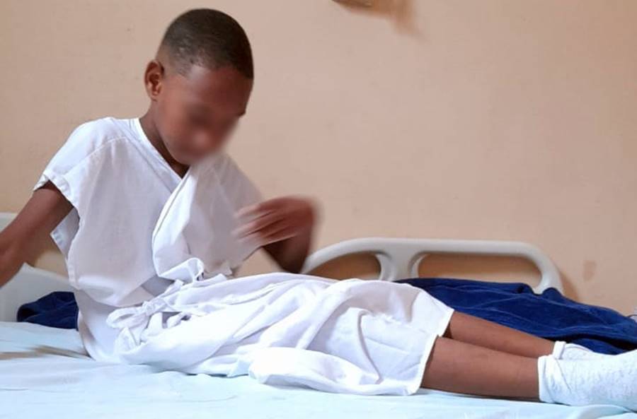 Menino de 10 anos em Leopoldina aguarda há 7 meses por cirurgia para corrigir canal da urina