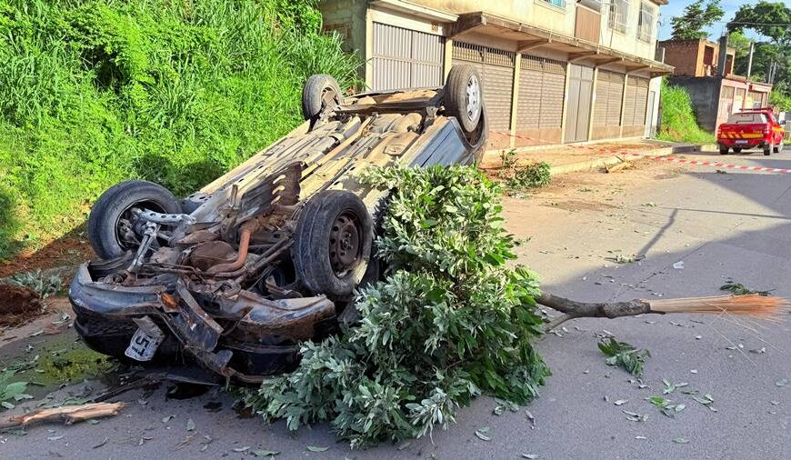 Carro atropela duas pessoas e capota na Avenida dos Expedicionários em Leopoldina