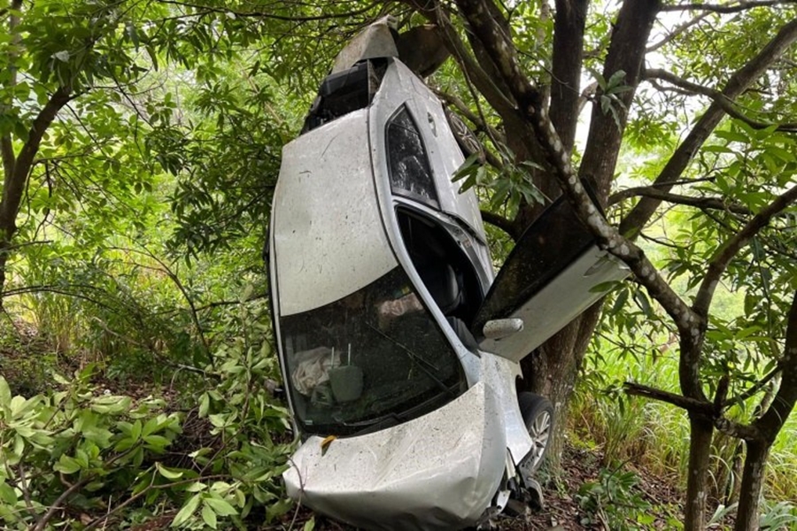 Carro capota em serra e cai em cima de árvore na BR-356 em Muriaé