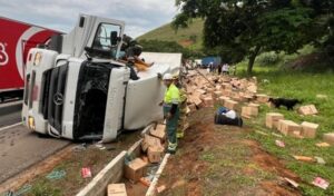 Carreta carregada de macarrão e biscoito tomba na BR-116 em Muriaé