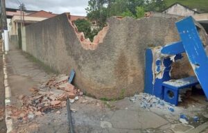 Ônibus que seguia de Leopoldina para JF derruba ponto de passageiros em Maripá de Minas