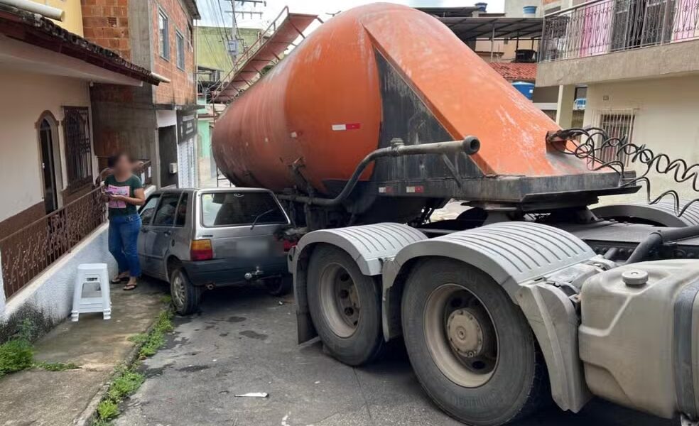Caminhão betoneira desgovernado desce morro e atinge casa e carro em Muriaé