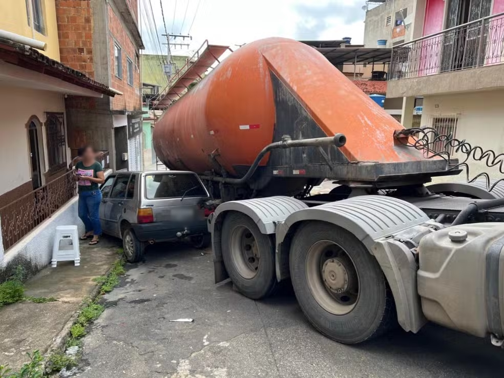 Caminhão betoneira desgovernado desce morro e atinge casa e carro em Muriaé