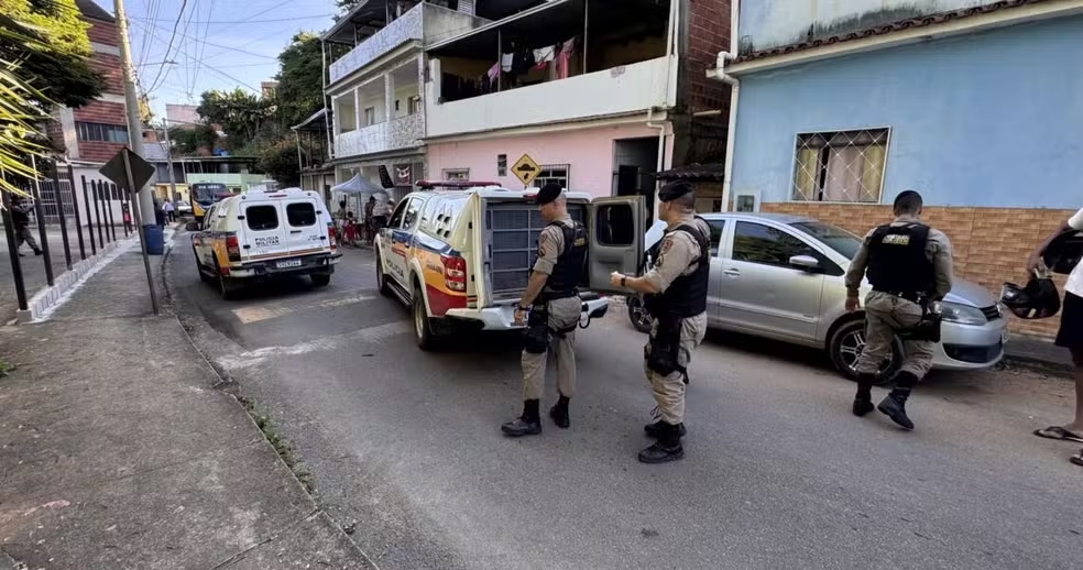 Homem é morto a tiros dentro de casa em Muriaé; casal foi preso pela polícia