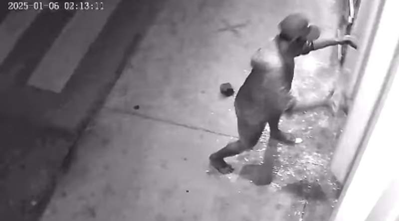 Bandidos quebram vidro de loja e furtam equipamentos em Leopoldina