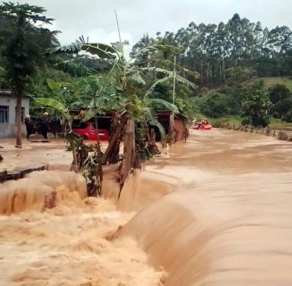 Família é resgatada de telhado durante temporal em Maripá de Minas