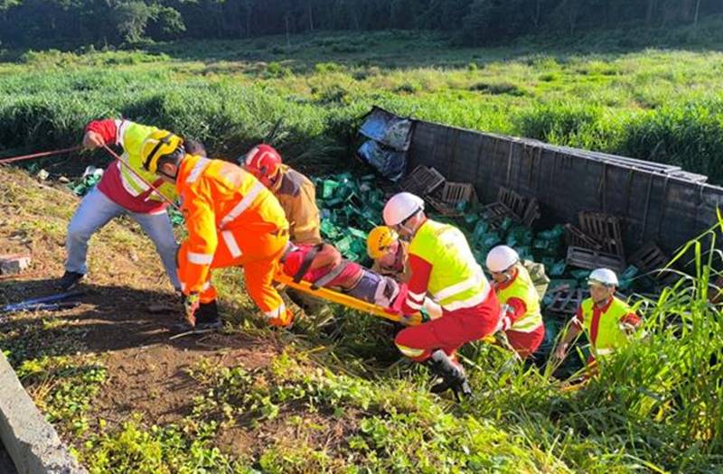 Carreta carregada com cerveja tomba e atinge três veículos na BR-116 em Muriaé