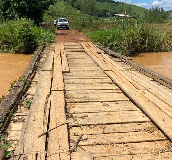 Ponte é interditada após ficar submersa no distrito leopoldinense de Piacatuba